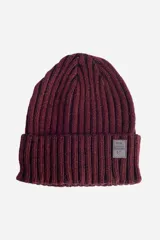 Gorro de lana gris con textura acanalada y parche con logo de la marca en el frente.