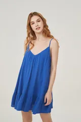 Vestido corto azul eléctrico con breteles finos y volado en el ruedo.
