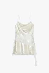 Vestido corto de fiesta color blanco, con lentejuelas y volantes.