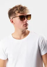 Lentes de sol con montura color marrón y lentes degradadas. Fabricados con materiales reciclados.