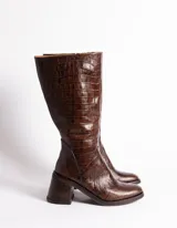 Botas de caña alta color marrón con estampado de cocodrilo, taco cuadrado y cierre lateral.