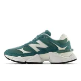 Championes New Balance 9060 color verde azulado, con detalles en blanco y suela gruesa.