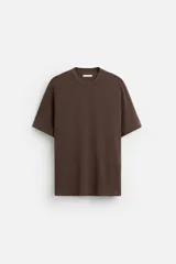 Camiseta marrón de punto de algodón, corte recto, cuello redondo y manga corta con terminaciones en rib.
