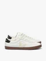 Zapatillas Veja modelo Panenka, color blanco con logo lateral en beige, talón en negro y suela de goma marrón.