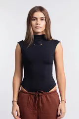 Body negro con cuello alto, sin mangas y logo bordado en el frente.