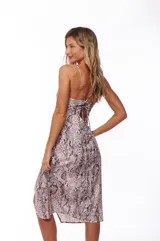 Vestido midi con estampado animal print de serpiente, breteles finos y tajo lateral.