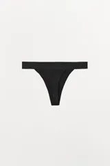 Tanga negra de tiro alto confeccionada en mezcla de viscosa con cintura elástica.