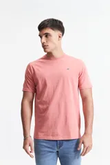 Remera color salmón de corte clásico, cuello redondo y logo bordado en el pecho.