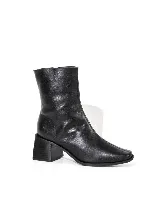 Bota de cuero negra con caña media, punta cuadrada y taco geométrico.