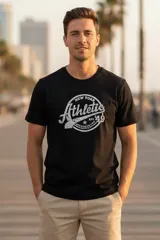 Remera negra de manga corta con cuello redondo y estampado frontal que dice "New York Athletic '49" en un diseño circular con efecto desgastado.