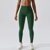 Calza deportiva larga color verde oscuro, de tiro alto y corte ajustado.