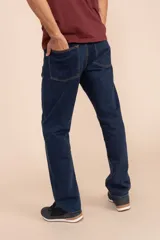 Pantalón de jean clásico azul oscuro, de corte recto, con cinco bolsillos y cierre de botón y cremallera.