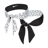Banda deportiva Nike Dri-Fit Head unisex, color blanco con estampado de logos negros.