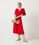 Vestido midi rojo de malla texturizada con escote en pico, manga corta y cintura elástica. Marca Cortelle.