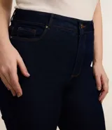 Pantalón de jean skinny azul oscuro, con bolsillos delanteros y traseros, trabillas en la cintura y ajuste elástico interior.