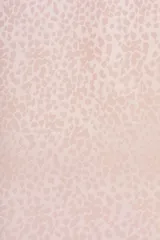 Vestido midi lencero color rosa pálido con estampado jacquard de animal print, breteles finos y escote en V con volados.