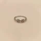 Anillo de plata 925 con diseño de infinito y circonias engarzadas.