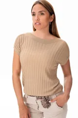 Remera beige de viscosa con escote redondo y mangas cortas.