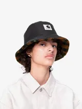 Sombrero tipo bucket reversible color tostado, confeccionado con tejido de poliéster tipo felpa y sarga.