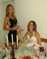 Vestido largo de tejido de punto blanco marfil, con escote halter anudado y aberturas pronunciadas en los laterales de la cintura. Presenta un tajo en la falda.