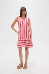 Vestido corto a rayas verticales rosas y blancas, con escote en V, volados en los hombros y ruedo con volantes.