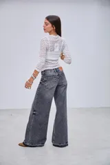 Remera blanca de manga larga con cuello alto y textura de encaje, transparente.