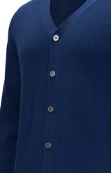 Cardigan color camel de cashmere 100% natural, con cuello en V y cierre frontal con botones.