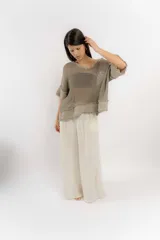 Blusa blanca calada de hilo, corte crop y diseño canchero.