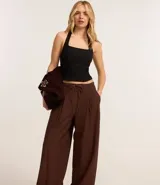 Pantalón wide leg color marrón chocolate, de corte sastrero con cintura elástica y lazo ajustable.