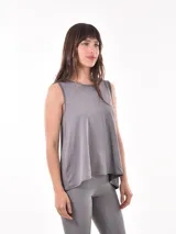 Musculosa deportiva gris con corte holgado y sisas amplias.
