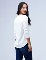 Blusa texturada de escote en V con cierre metálico, ajustada al cuerpo y de manga tres cuartos, de la marca Robert Louis.