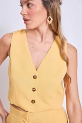 Chaleco color borgoña con escote en V y cierre frontal con botones dorados.