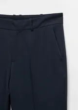 Pantalón recto de traje con diseño fluido, tiro medio y dos bolsillos laterales, ideal para looks de oficina o ceremonias.