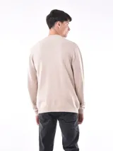 Campera tejida azul con cierre frontal, cuello redondo y bolsillos laterales.