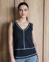 Musculosa negra con escote en V y costuras en contraste color gris.