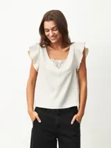 Blusa color negro con escote en V y mangas cortas con volados.
