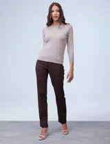 Buzo de tejido fino, color beige, con mangas tres cuartos estilo raglán.