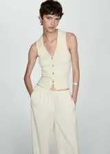 Pantalón de vestir color crema, de corte wide leg, con cintura elástica y bolsillos laterales.