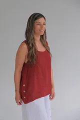 Musculosa color ladrillo de lino italiano con escote redondo y botones de madera en los laterales.