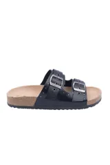 Sandalias negras con dos tiras anchas ajustables con hebillas plateadas y detalle de tachas plateadas.