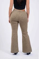 Pantalón Oxford de tiro alto con estampado animal print en tonos marrones.