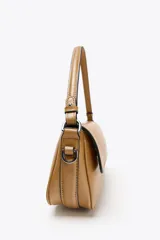 Bolso bandolera color camel con doble asa: una asa larga regulable y una asa de hombro. Tiene un bolsillo interior con cierre mediante cremallera metálica y detalle de solapa con cierre imantado.