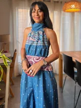 Mono de jean azul con bordados artesanales, corte halter y espalda descubierta.