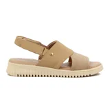 Sandalias Comfortflex color beige con tiras anchas de lycra, pulsera con elástico y suela baja.