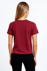 Remera color borgoña con estampado frontal con la frase "the luckiest girl" en letras blancas.