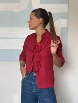 Camisa roja de manga larga con volados frontales y cuello mao.