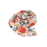 Pañuelo rectangular de tela fina color blanco con estampado de flores rojas, naranjas, amarillas y hojas verdes.