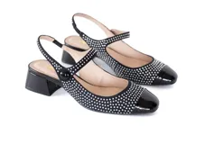 Zapato de fiesta negro con detalles de strass, capellada de nobuk y punta de charol.