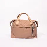 Bolso color tostado con asas y cierre, confeccionado en tela resistente.