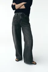 Pantalón de jean azul de corte ancho, tiro alto y efecto lavado.